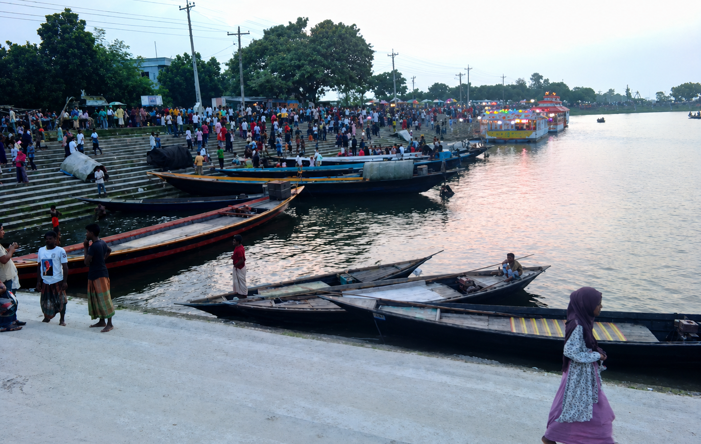 কর্মব্যস্ত বেড়া নৌবন্দর, পাবনা