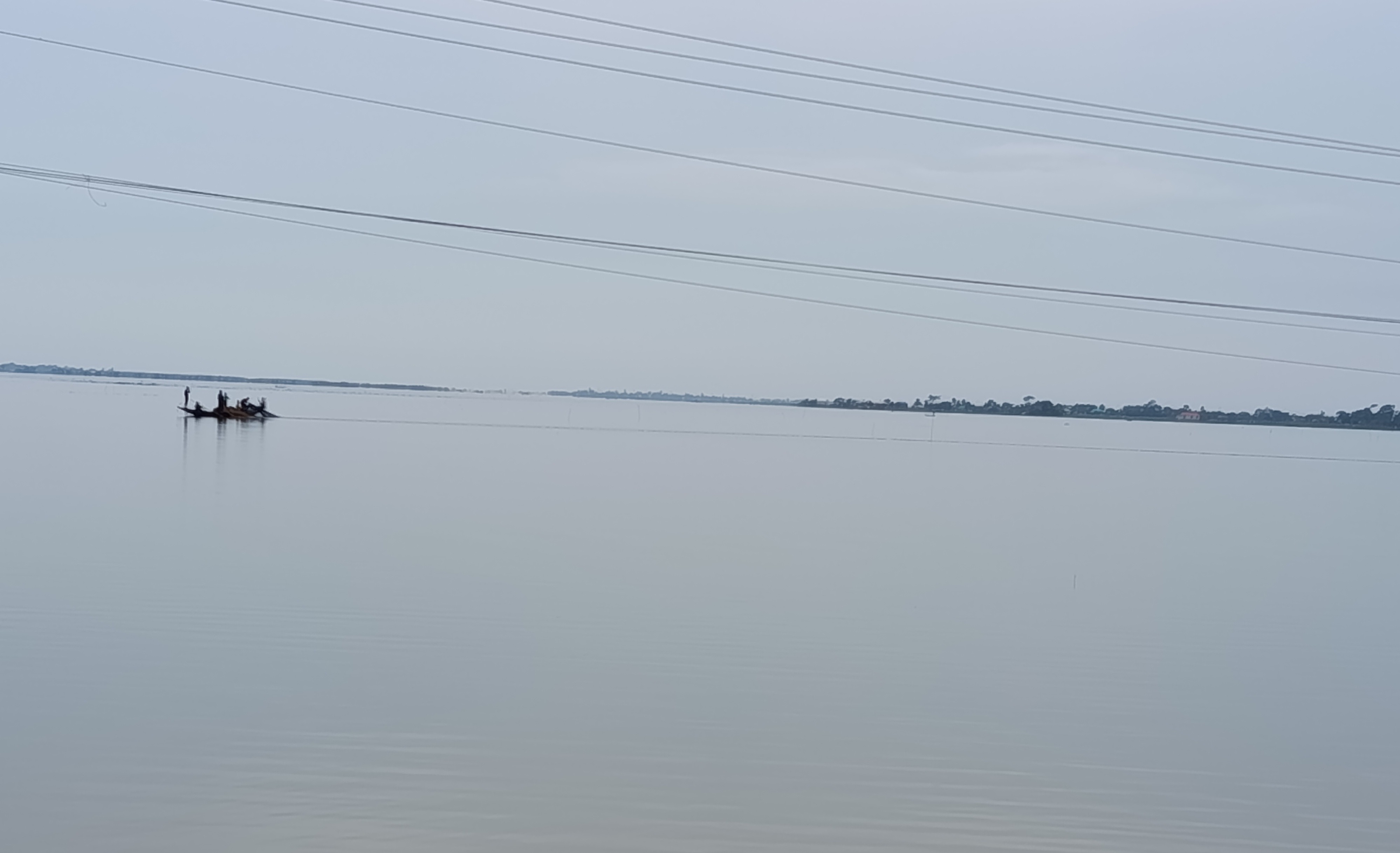 সুনামগঞ্জের জামালগঞ্জে পাগনার হাওরে মাছ ধরায় ব্যস্ত জেলেরা