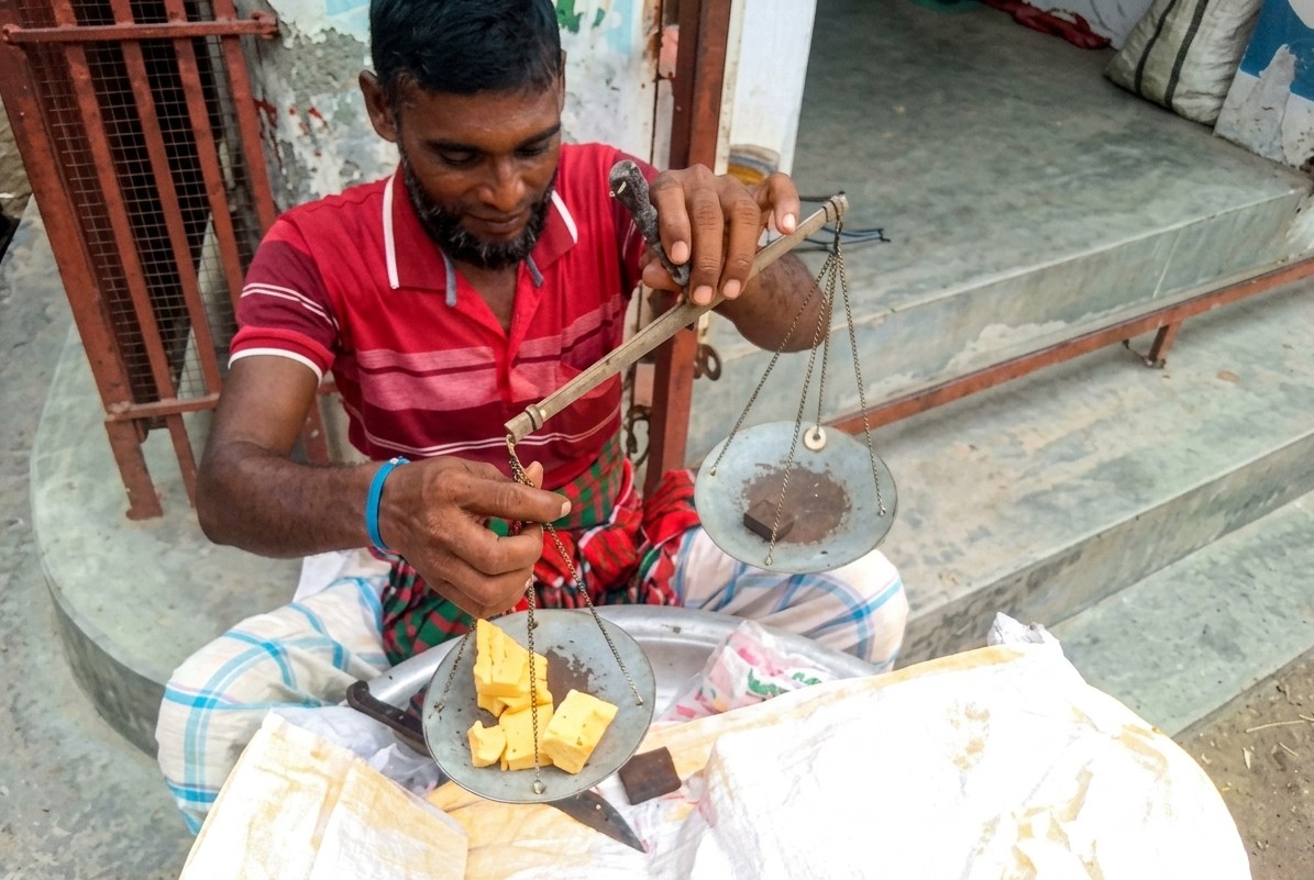 বাংলার ঐতিহ্যবাহী গুড়ের মটকা, বেড়া সিঅ্যান্ডবি বাসস্ট্যান্ড, পাবনা